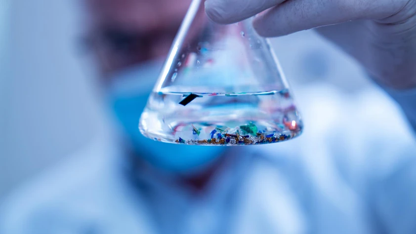 Geri dönüşümde çığır açan teknoloji: Komutla kendini imha eden canlı plastik