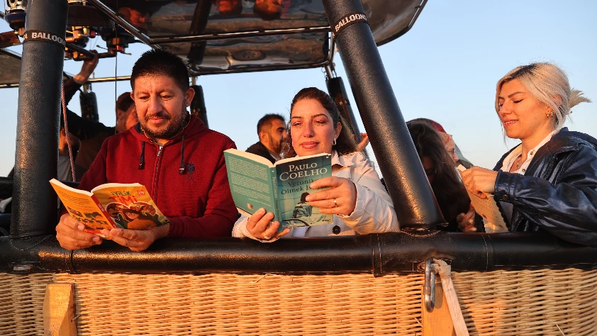 Gökyüzünde kitap okuma etkinliği