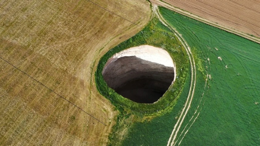 Görenler şaşırdı! Pancar tarlasında yeni obruk oluştu