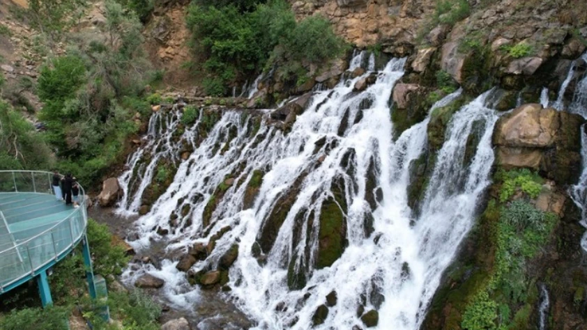 Gümüşhane'deki Tomara Şelalesi ziyaretçilerin uğrak noktası oldu