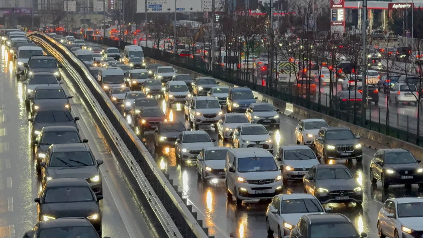 Haftanın dördüncü gününde trafik yoğunluğu yüzde 90!