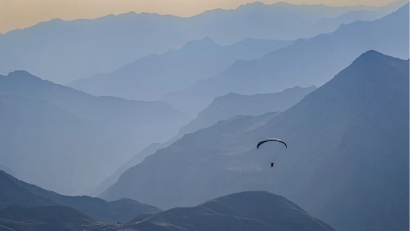 Hakkari semaları yamaç paraşütüyle renkleniyor