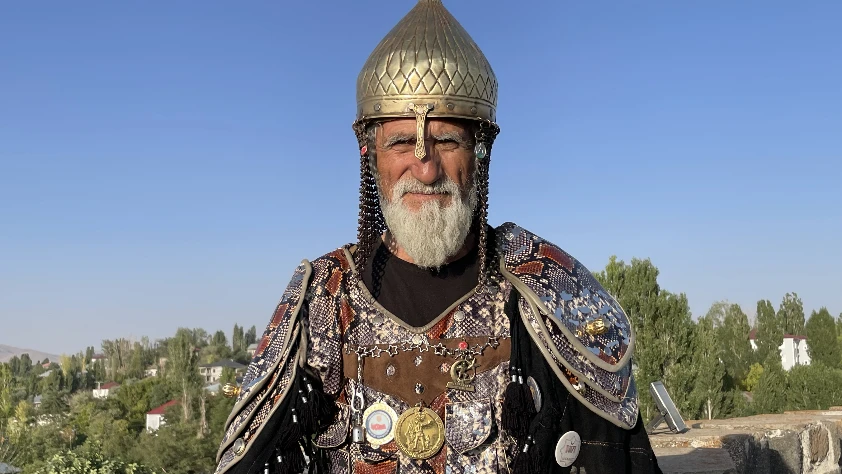Hasan dede savaş kostümü ile Malazgirt ruhunu yansıtıyor