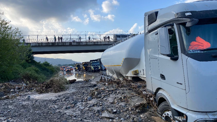 Hatay'da sağanak etkili oldu! Araçlar mahsur kaldı