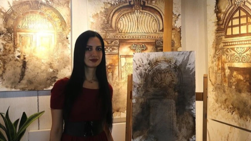 Hataylı ressam çizimlerini kahve ve çay dökerek renklendiriyor
