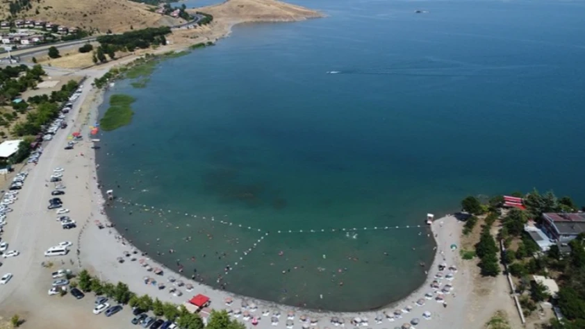 Hazar Gölü sahili kavurucu sıcaktan bunalanların adresi oluyor