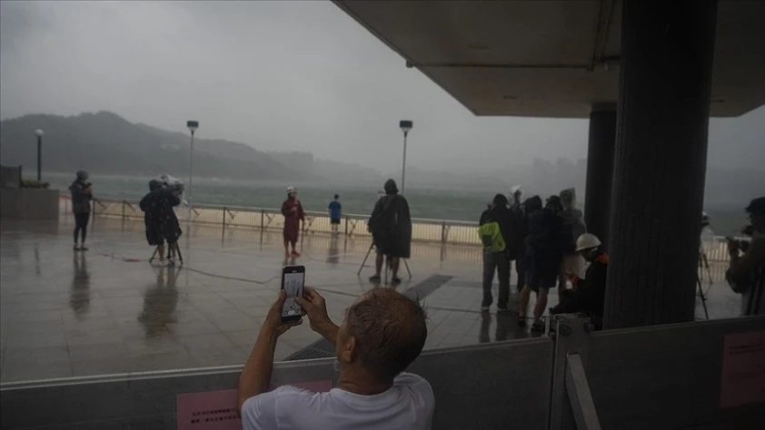Hong Kong'da Süper Tayfun Ragasa alarmı: 700'den fazla uçuş iptal