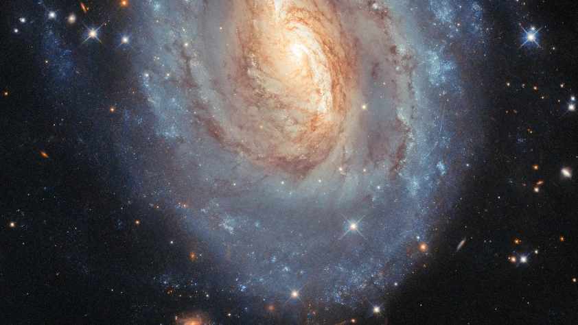 Hubble, yeni galaksi keşfetti:  Altın çekirdek ve süpernova izleri