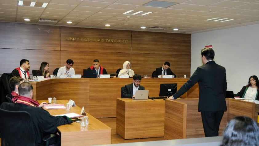 Hukuk öğrencilerine farazi dava simülasyonu
