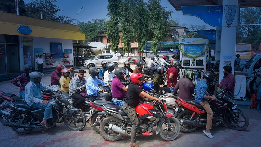 Hürmüz Boğazı'nın kapanması bazı Asya ülkelerinde hayatı felç etti: Karneyle yakıt dönemi