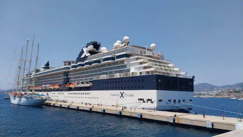 İki kruvaziyer birden Bodrum'da: Binlerce turist Ege'ye geldi
