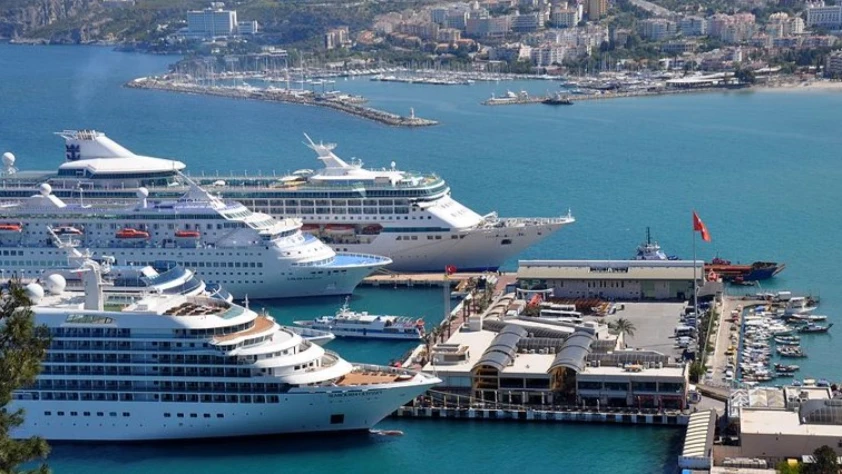 İki kruvaziyer Kuşadası'na yanaştı! 1748 turist geldi