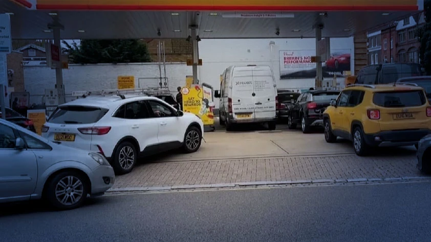 İngiltere'de akaryakıt krizi: Bazı istasyonlarda tedarik kısıtı yaşanıyor