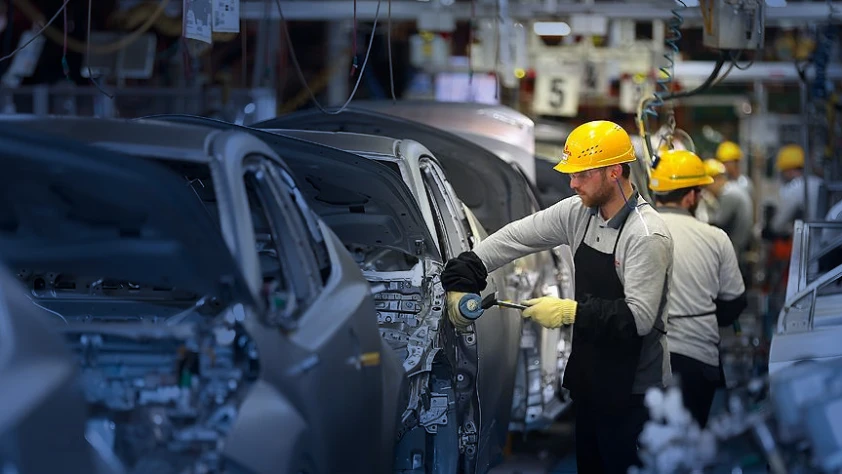 İngiltere'de tarifeler ve siber saldırılar etkili oldu! Otomobil üretimi sert düştü