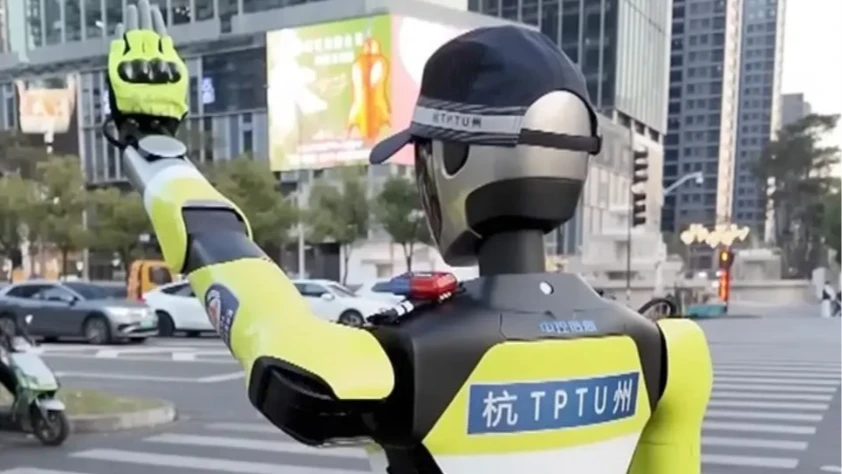 İnsansı robot polisler Çin sokaklarında göreve başladı