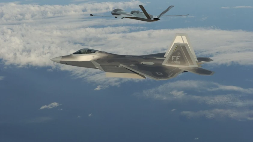 İşbirlikçi muharebe uçakları: F-22 Raptor ve otonom dronelar takım oldu