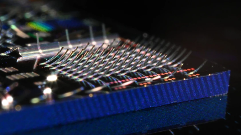 Işık tellere veda ediyor: ABD'den bin lazerli fotonik çip