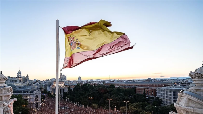 İspanyol çiftçiler protesto için traktörleriyle yolları kapattı