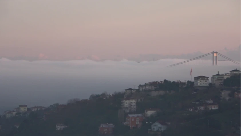 İstanbul Boğazı'nda yoğun sis: Köprü görünmez hale geldi