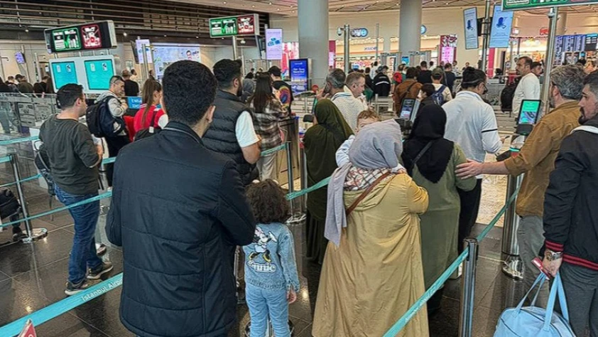 İstanbul havalimanlarında dönüş yoğunluğu: Bagaj ve pasaportta kuyruk