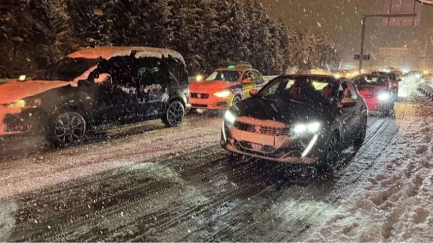 İstanbul’da 2026’nın ilk saatlerinde kar etkili oldu: Araçlar yollarda kaldı