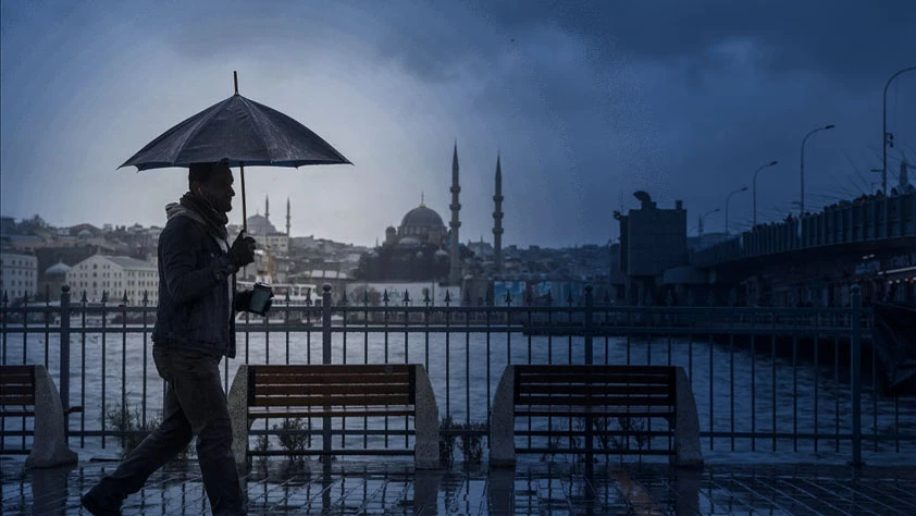 İstanbul'da hafta sonu hava durumu: Sağanak yağışlar pazar günü etkisini artıracak
