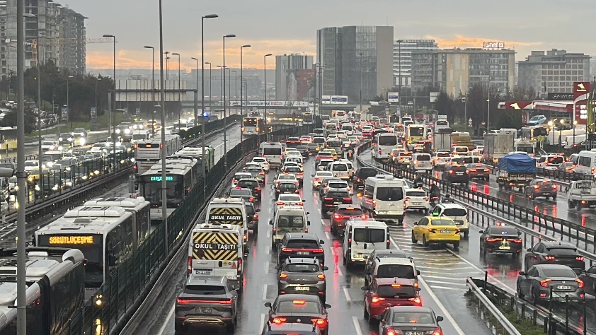 İstanbul'da ilk iş günü trafik yoğunluğu yüzde 62 olarak kaydedildi