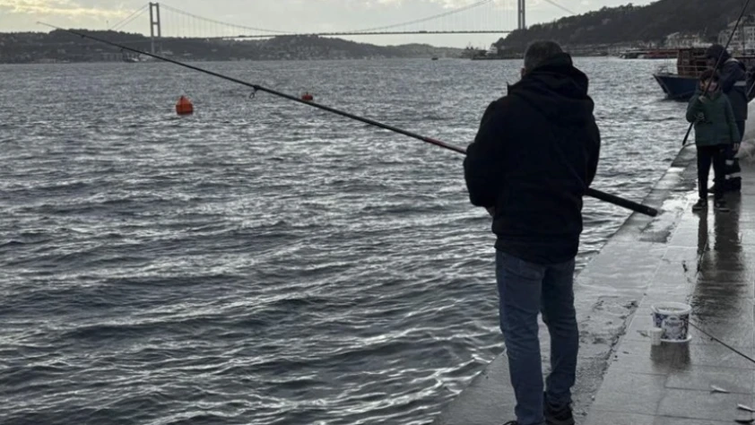 İstanbul'da olta balıkçıları lodosu fırsata çevirdi