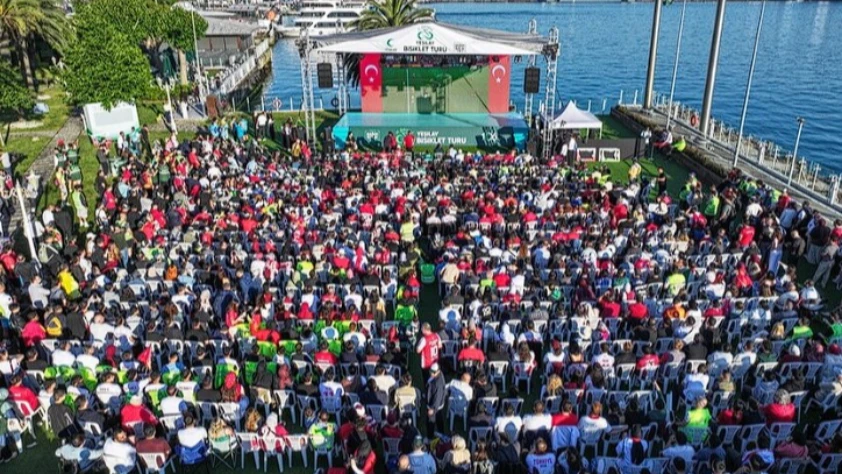 İstanbul'da vatandaşlar A Milli Futbol Takımı'na destek için meydanları doldurdu