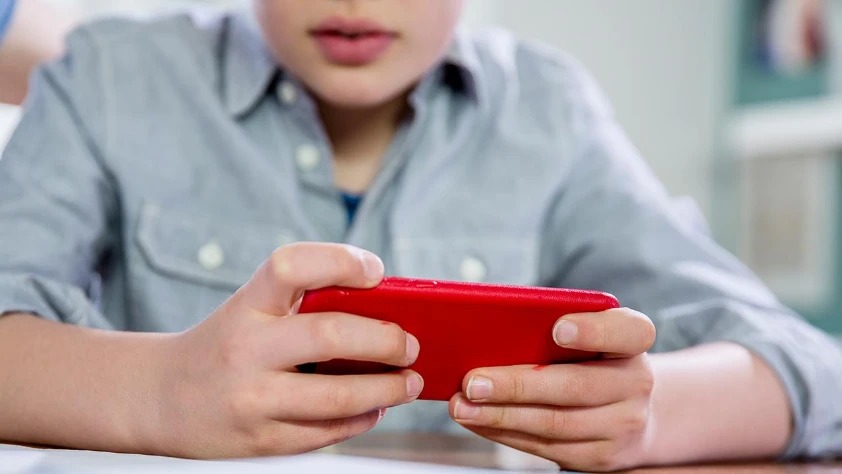 İsveç'te 2026'dan itibaren okullarda akıllı telefon yasaklanacak