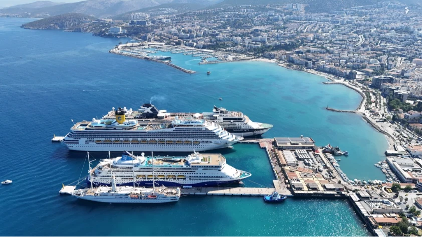 İzmir'e 4 kruvaziyerle 6 bini aşkın turist geldi