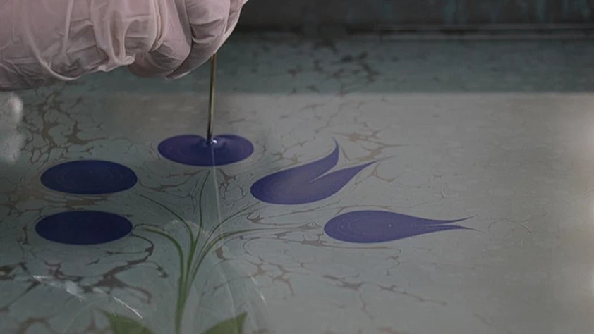 Kadın eliyle genç nesillerle buluşturulan ebru geleceğe taşınıyor