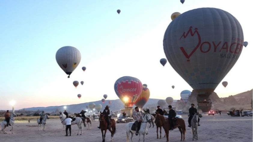 Kapadokya At ve Atçılık Kültürü Festivali'nde karayı atlar havayı balonlar süsledi