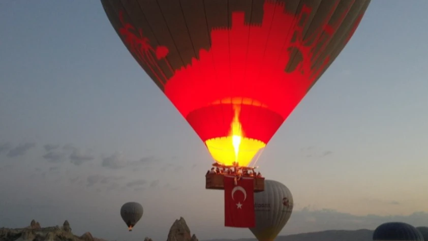 Kapadokya'da balonlar Türk bayraklarıyla uçtu