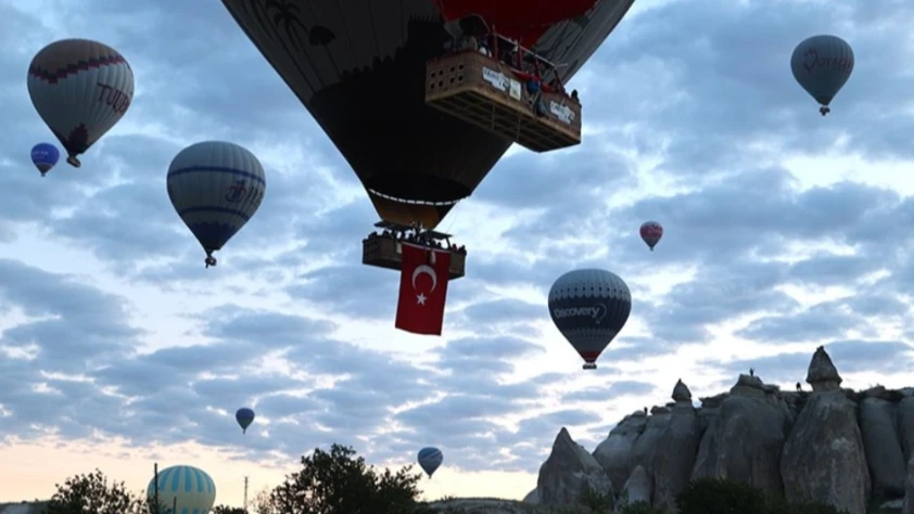Kapadokya'da gökyüzü Türk bayrakları ve Atatürk posterleriyle süslendi