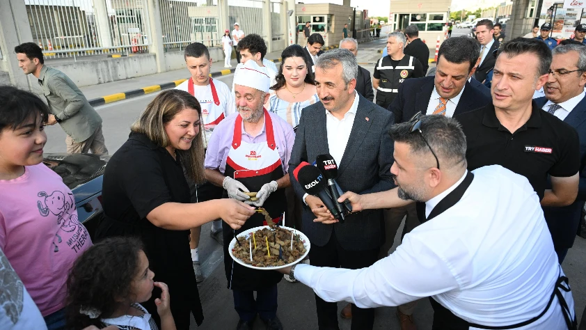Kapıkule'den yurda giriş yapan gurbetçilere renkli karşılama