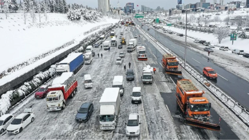 Kar İstanbul’u durma noktasına getirdi: Sabah saatlerinde trafik yoğunluğu yüzde 81’e çıktı