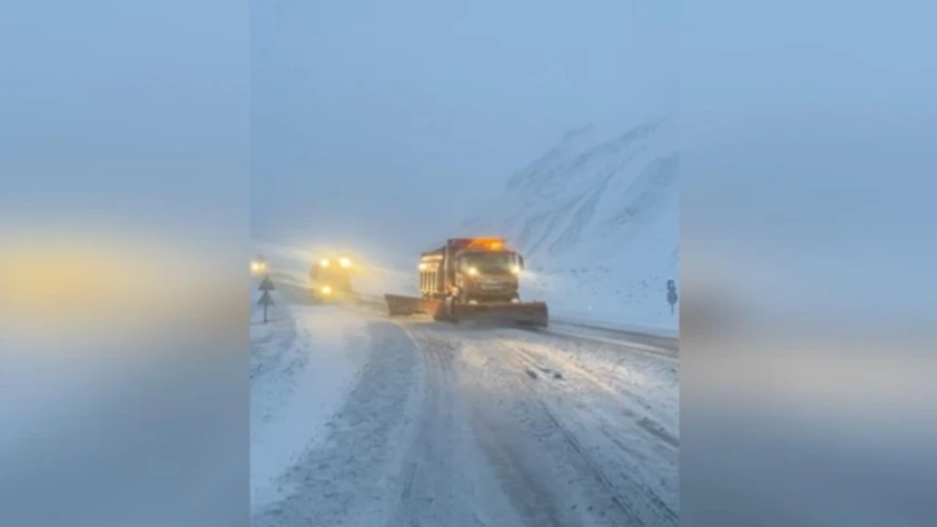 Kar yağışıyla birlikte KGM ekipleri sahada: Yollar için 7 gün 24 saat mesai