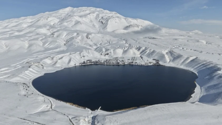 Karla kaplı Süphan Dağı ve Aygır Gölü'nün çevresi dronla görüntülendi