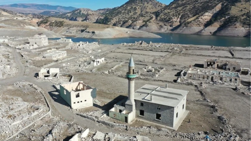 Kars'ta baraj sularının çekilmesiyle köy gün yüzüne çıktı