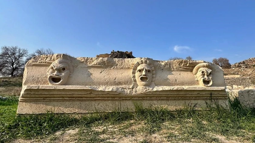 Kastabala Antik Kenti'nde 5 mask kabartması daha ortaya çıktı