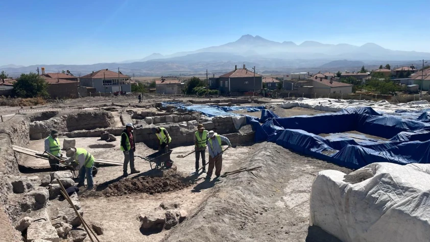 Kayseri’de 1700 yıllık izler gün yüzüne çıktı! Mozaikli yapıda çocuk ve yetişkin mezarı bulundu