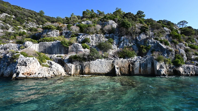 Kekova'da mavi tura çıkan turistler "Batık Şehir" ile doğa harikası koyları görüyor