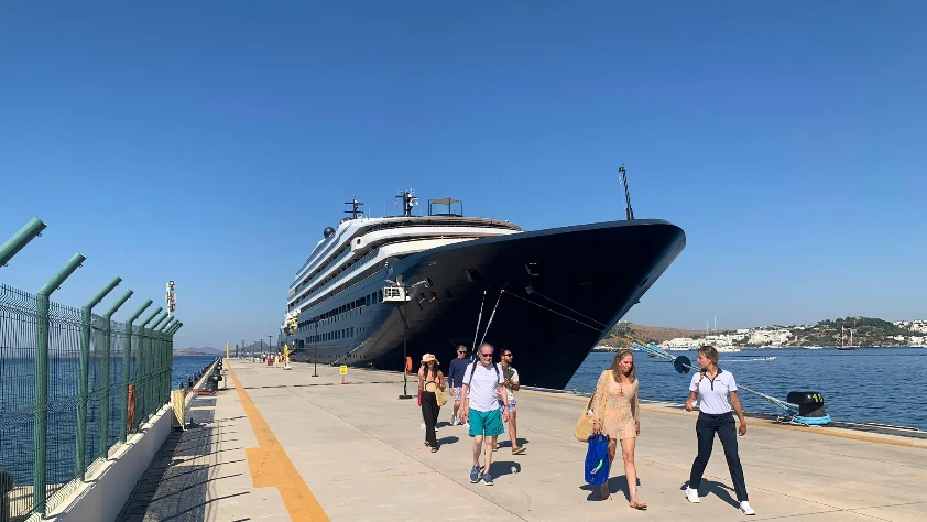 Kruvaziyer Evrima 254 yolcuyla Bodrum'a demir attı