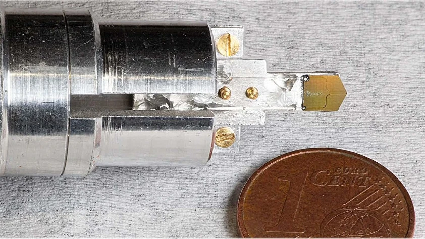 Kuantum etkileri için elektron spektrometre kalibrasyonu: 20 kat hassas