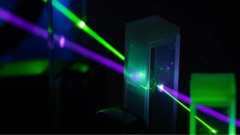 Kuantum internete kritik adım: Düşük kayıplı fotonik yönlendirici