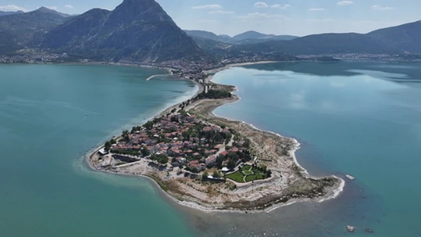Kuraklığın etkisiyle su seviyesi düşen Eğirdir Gölü dronla görüntülendi