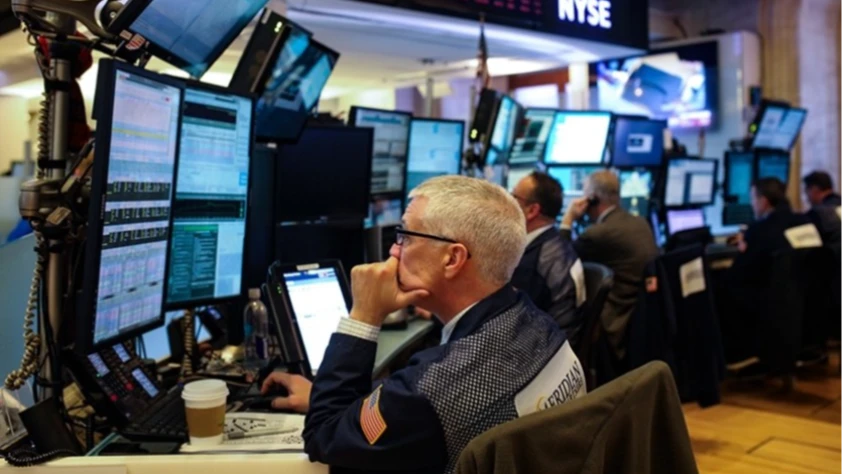 Küresel piyasalarda yön arayışı: Yoğun veri haftası öncesi teknoloji hisselerinde satış baskısı arttı