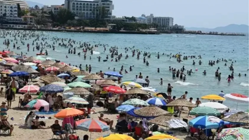 Kuşadası'nda plajlar doldu taştı! Bayram yoğunluğu yaşanıyor
