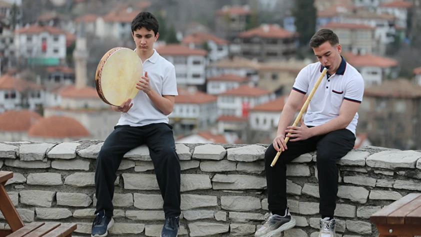 Lise öğrencileri geleneksel Türk müziğinin gönüllü kültür elçisi oldu